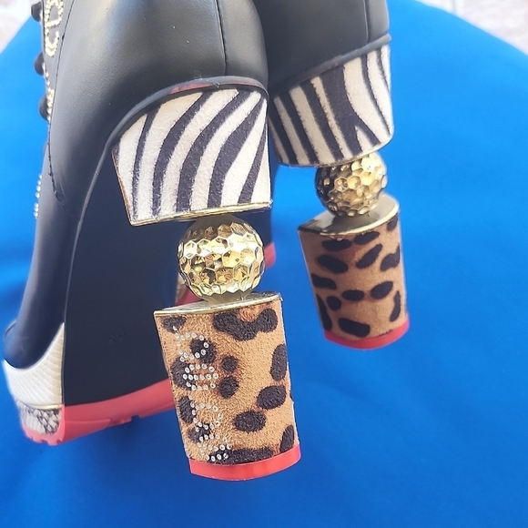 Bebe Y2k Black and Gold Lace Up Boots with Chunky Heel - Picture 7 of 10